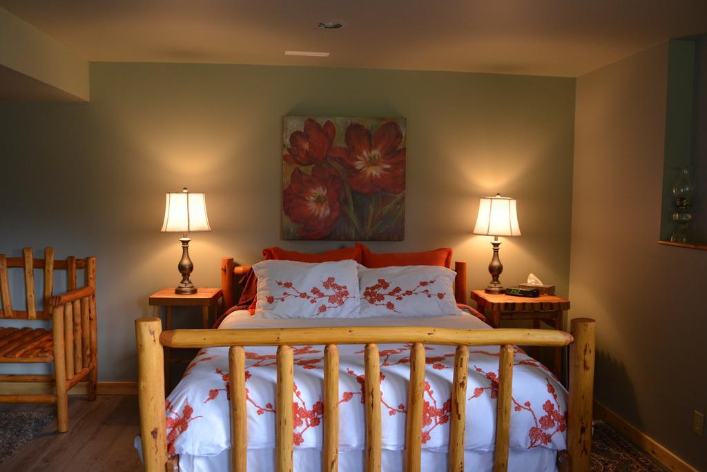Kicking Horse Canyon Guest House Golden Room photo